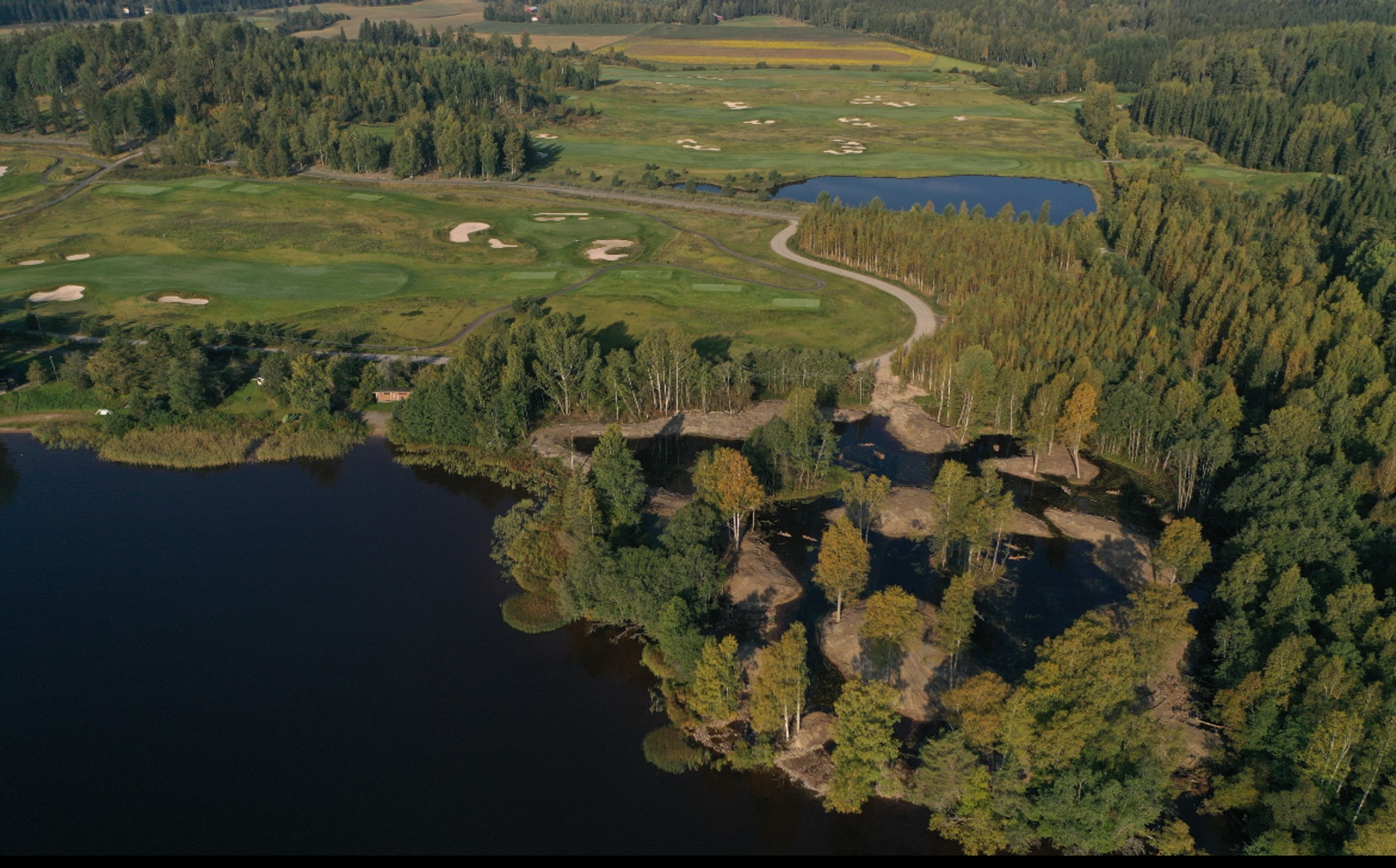 Ilmakuva Kytäjärven alueesta, jossa näkyy järvi, golfkenttä ja ympäröivä metsä